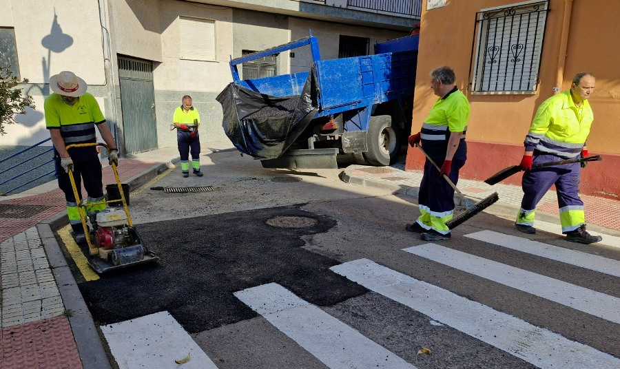 El Ayuntamiento bachea varias calles del Valle de San Martín