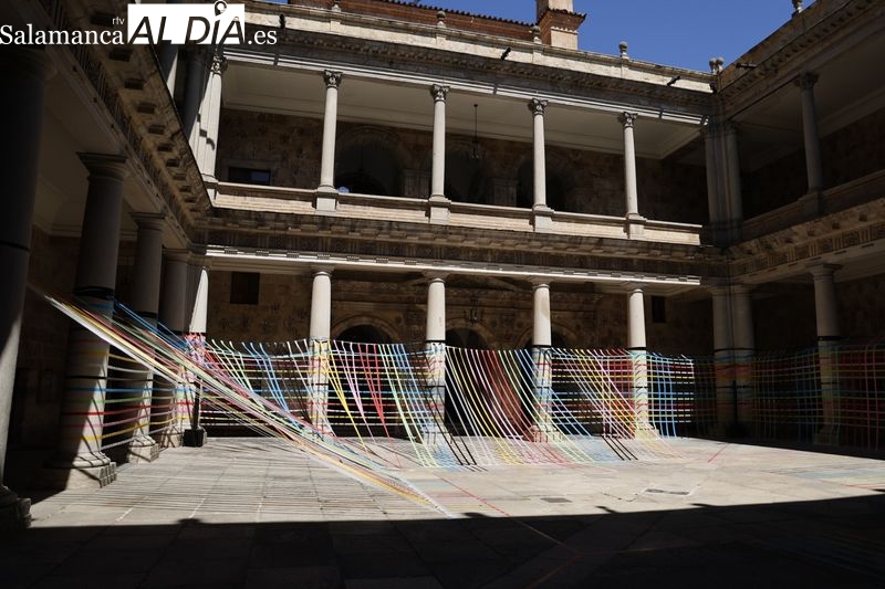 Una de las instalaciones de tape art más grandes de Europa, en el Claustro de Anaya