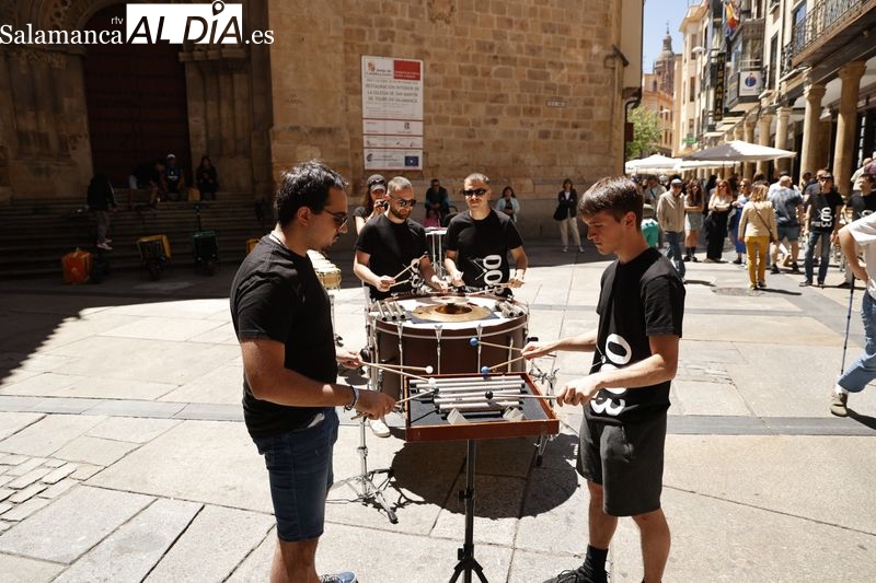 Los músicos del Conservatorio Superior impresionan a los viandantes de la Rúa