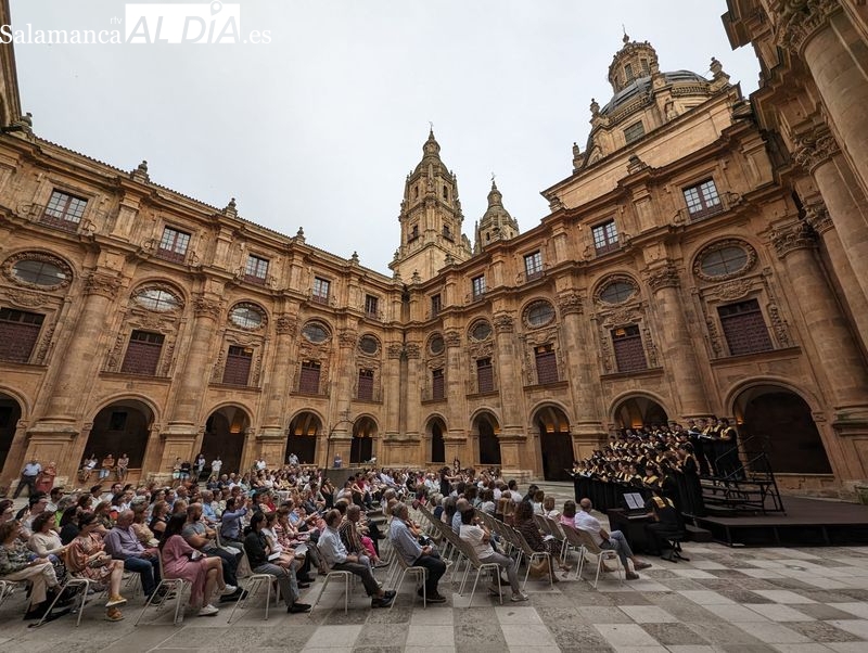 Concierto de fin de curso del Coro Tomás Luis de Victoria en el Patio Barroco de la UPSA
