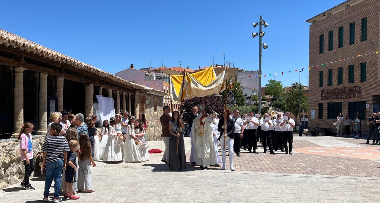 Carbajosa celebra la procesión del Corpus y la I Fiesta del Motor 