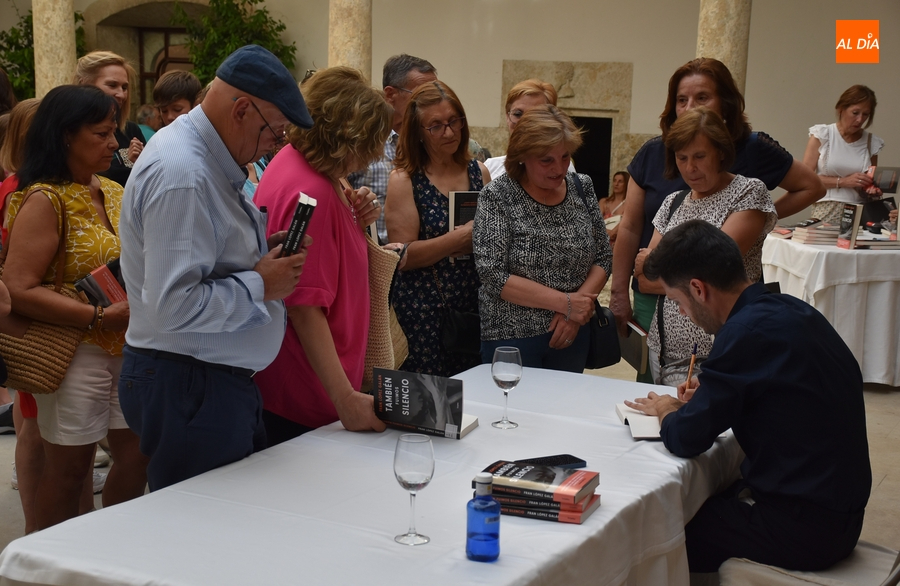 Ciudad Rodrigo arropa a Fran López Galán en la presentación en su tierra de su 1ª novela