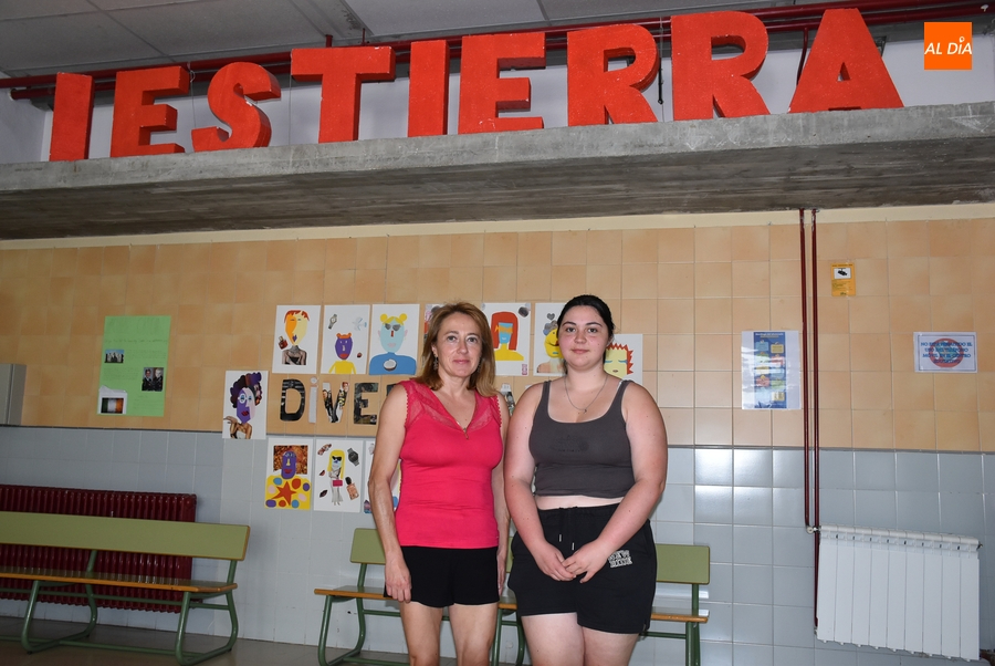 Yisela Salazar rompe estereotipos entre la comunidad gitana mirobrigense al finalizar 2º de Bachillerato