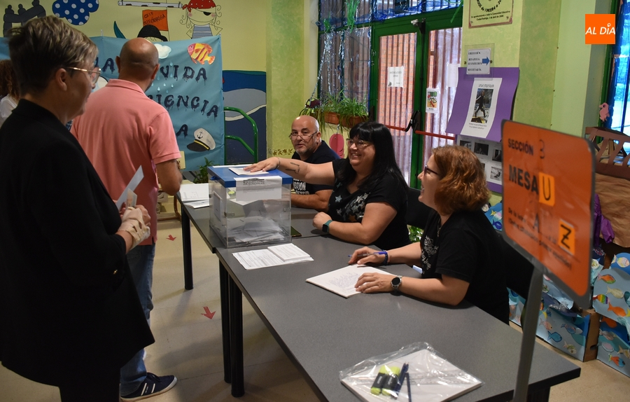 Tranquila mañana en los colegios con una votante esperando 40 minutos a que abriese el suyo