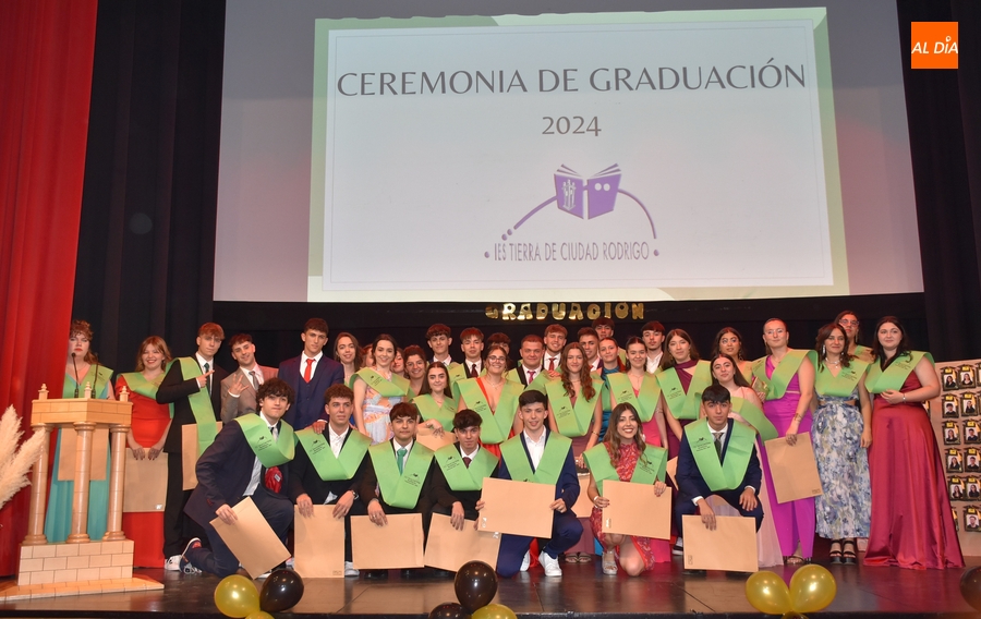 El IES Tierra gradúa en una ágil ceremonia a sus criaturitas de Bachillerato y FP
