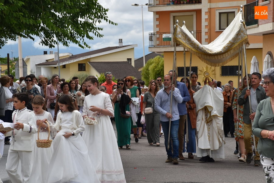 Dos niños comulgan en El Salvador antes de una procesión con una Virgen Morena y otra ‘real’