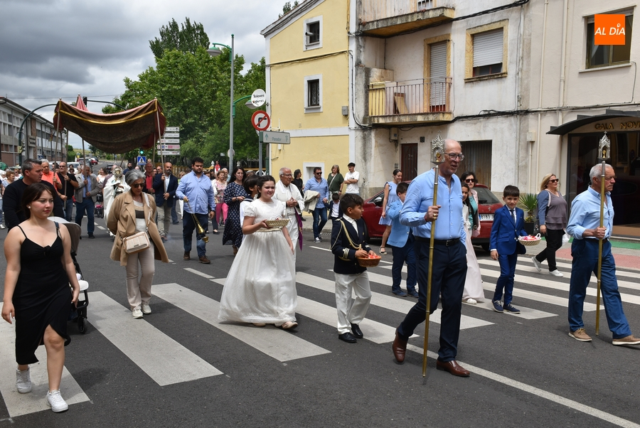 Varios bebés son bendecidos en la celebración de la Octava de Corpus en San Cristóbal