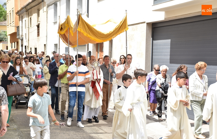 El Santísimo recorre entre cánticos y tomillo las calles de San Andrés