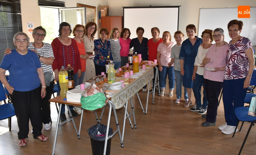 El taller de bolillos de Amanecer concluye el curso con una merienda