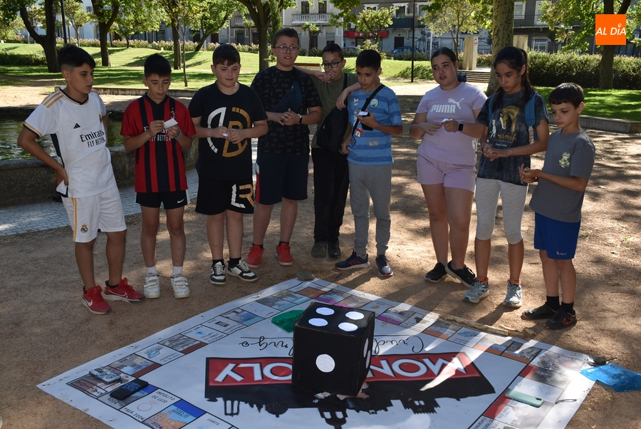 Una docena de chavales estrena el Monopoly gigante de Ciudad Rodrigo