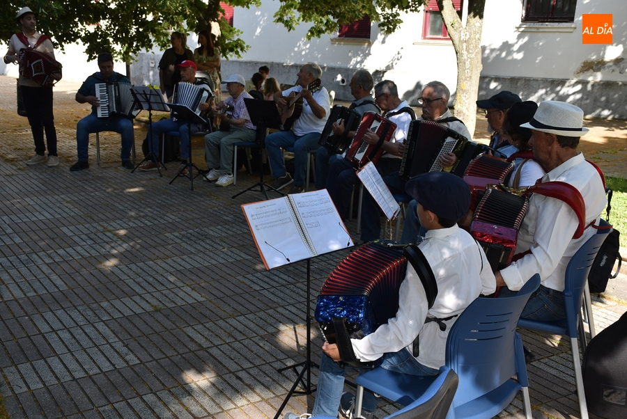Los alumnos de Acordeón y Música de Raíz le dan ritmo al arranque del finde desde Los Tilos