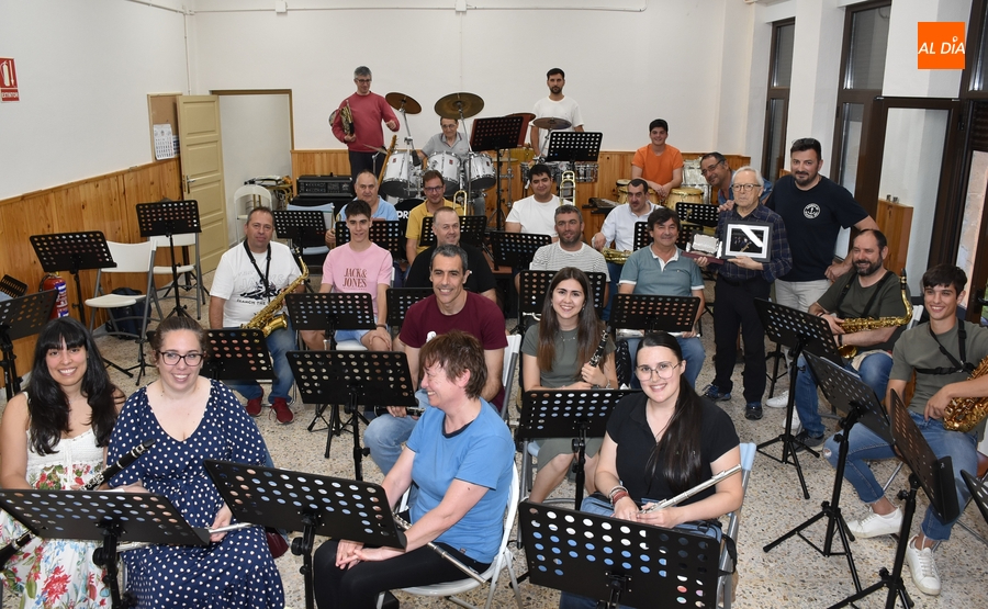 La Banda de Música homenajea por sorpresa a uno de sus históricos, Julián Benito