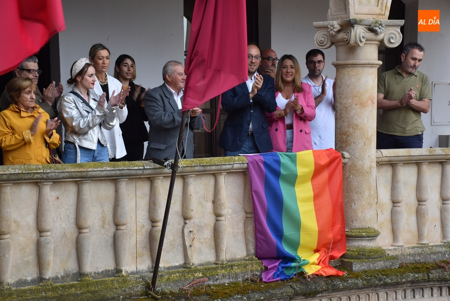 El Ayuntamiento de Ciudad Rodrigo luce por 10º año consecutivo la bandera arcoíris en su fachada