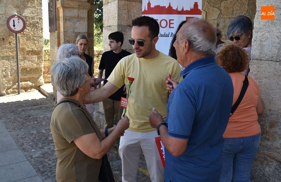 Un reparto de claveles, novedad en la segunda sesión del ‘mercadillo electoral’