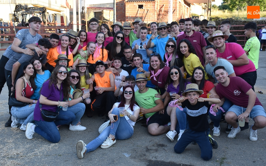 La juventud lidera el izado de un espectacular pino para abrir las fiestas de Robleda