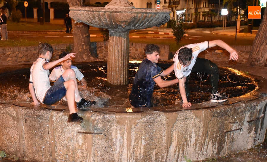 Once madridistas se meten en la fuente del Árbol Gordo para festejar la Champions