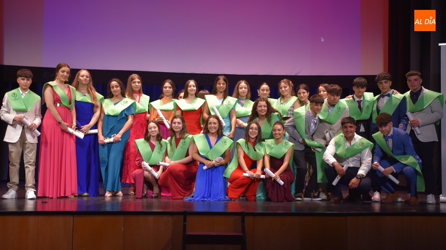 Misioneras-Santa Teresa gradúa a su generación más amplia de 4º de la ESO