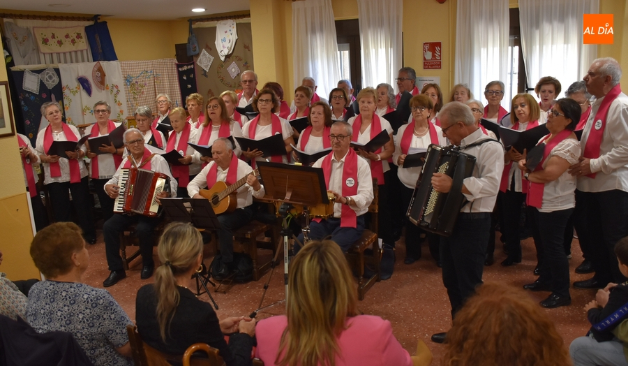 La Rondalla del Centro de Mayores actúa a cubierto ante la inestabilidad meteorológica