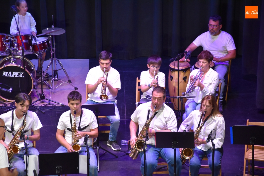 Festiva sesión doble en el Teatro con los alumnos de Música y Movimiento y el Combo Musical