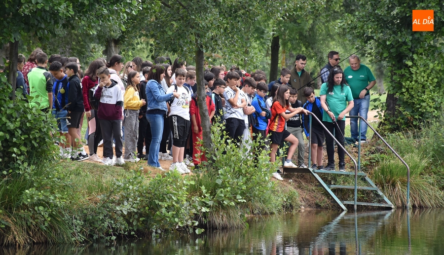 Los alumnos de Primaria del Miróbriga pasan a orillas del río la mañana del 40 cumpleaños del Colegio