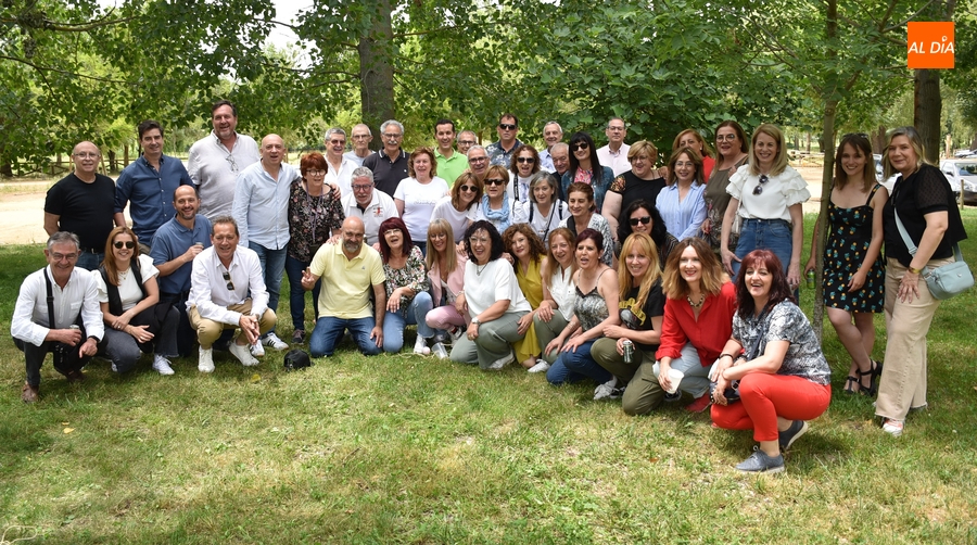 Históricos del IES Tierra en su etapa de FP se reencuentran con homenaje incluido a ‘los Pacos’