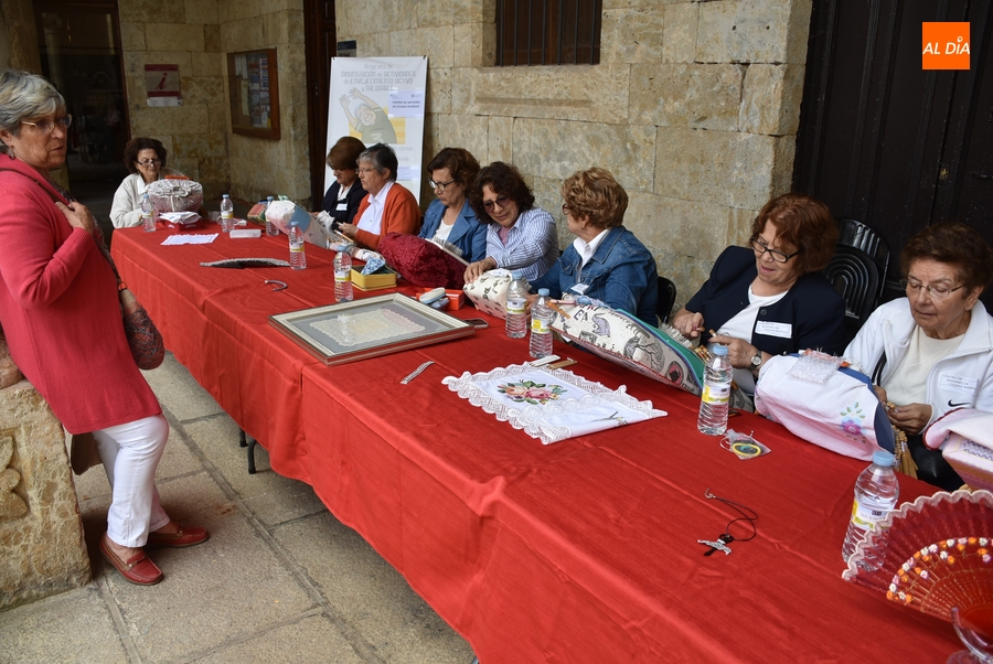 Las bolilleras del Centro de Mayores muestran su habilidad en plena Plaza Mayor