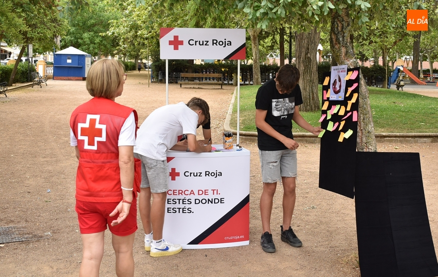 Transeúntes de todas las edades crean con Cruz Roja el ‘Árbol de los buenos tratos’