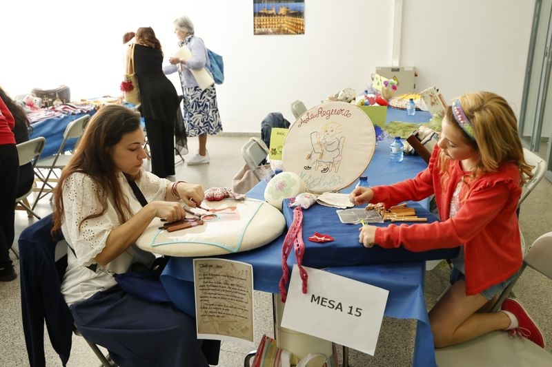 Las encajeras de bolillos muestran su destreza en el Palacio de Congresos