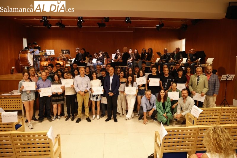 Diplomas y un concierto en el fin de curso de la Escuela Municipal de Música y Danza