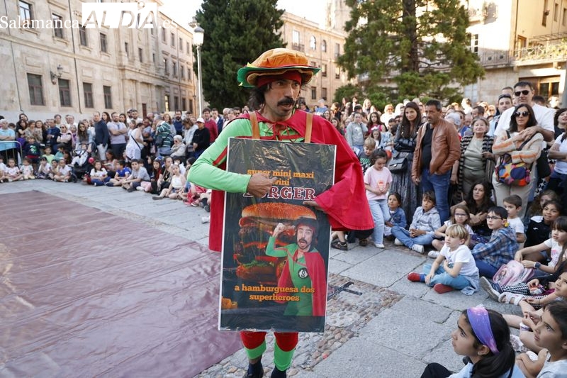 Las familias disfrutan del espectáculo de dos superhéroes que vuelven a la escuela en Muu