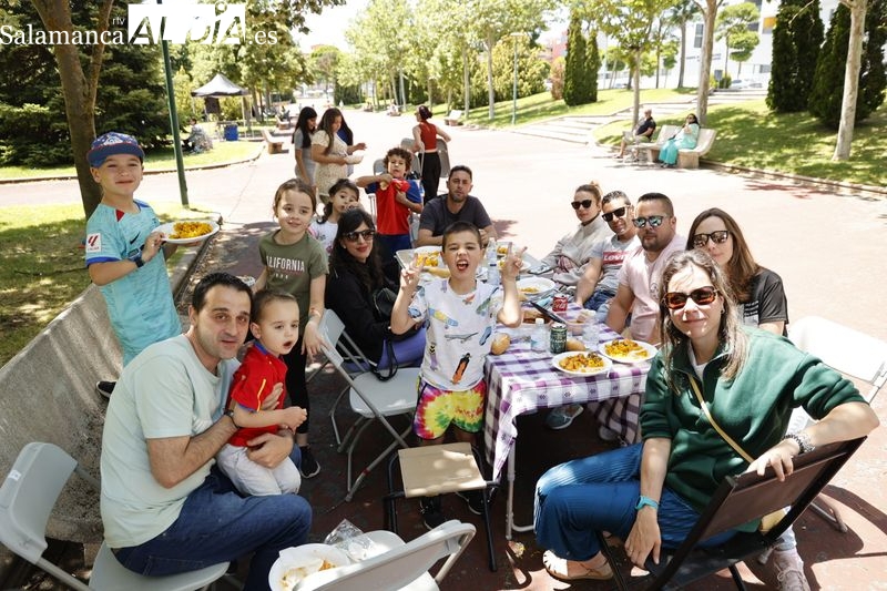 Animada comida vecinal en el parque de Ciudad Rodrigo por la Feria de las Asociaciones