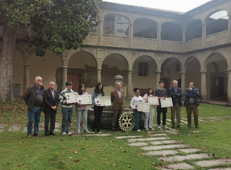 El Rotary Club de Béjar entrega el premio Protagonistas del mañana a Paola Sánchez Sánchez