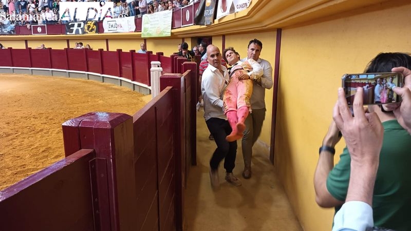 Gonzalo Caballero, herido en el hombro en su primer toro 