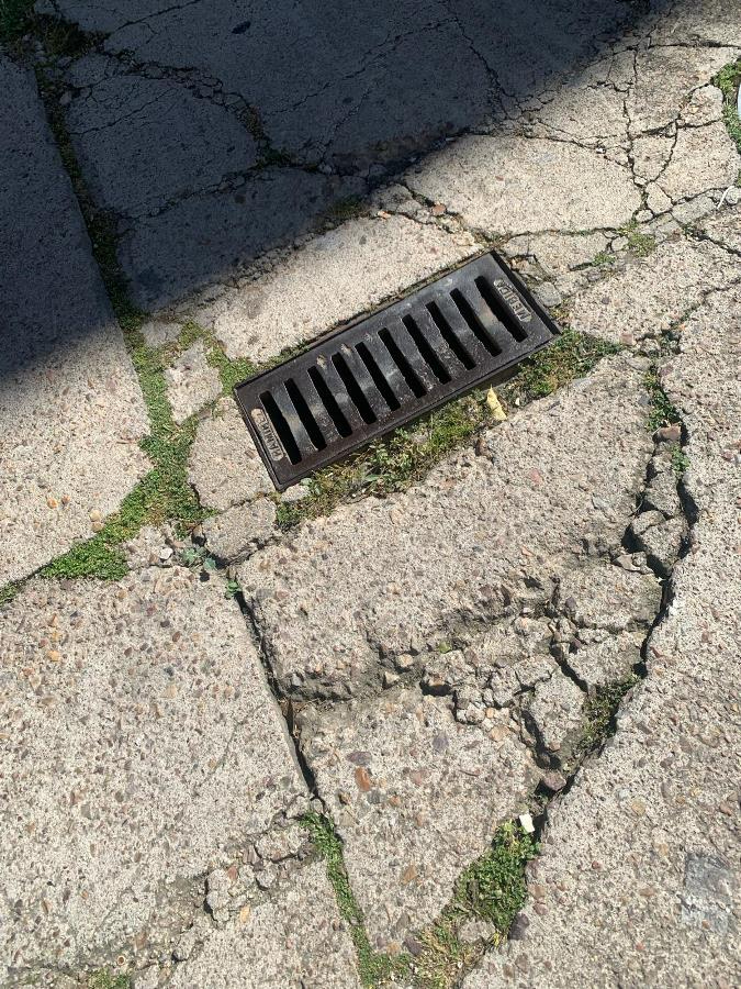 Reclaman mejoras en la calle Sancho IV tras registrarse al menos una caída