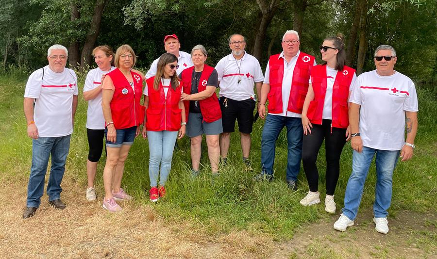 Voluntarios de Cruz Roja recogen cerca de 3 kilos de residuos en la zona de El Vado