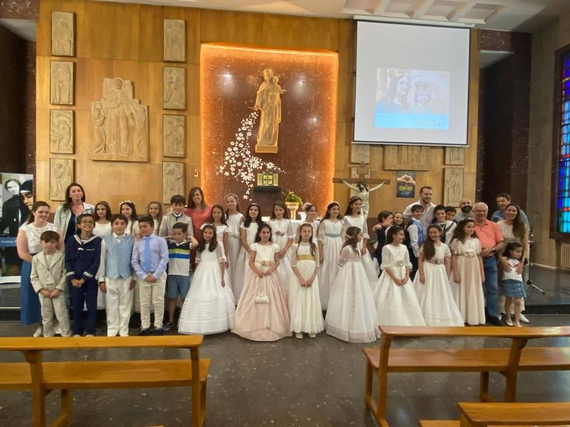 Los alumnos de 3º y 4º de Primaria del colegio San Juan Bosco celebran la Segunda Comunión junto con sus compañeros de clase