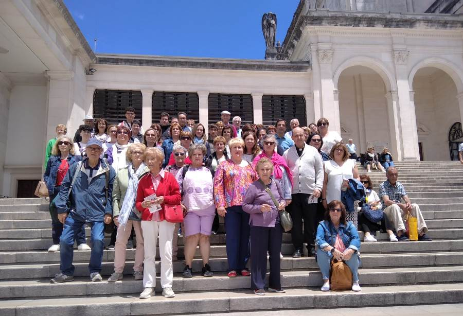 Un grupo de 55 personas peregrina con San Andrés hasta el Santuario de Fátima