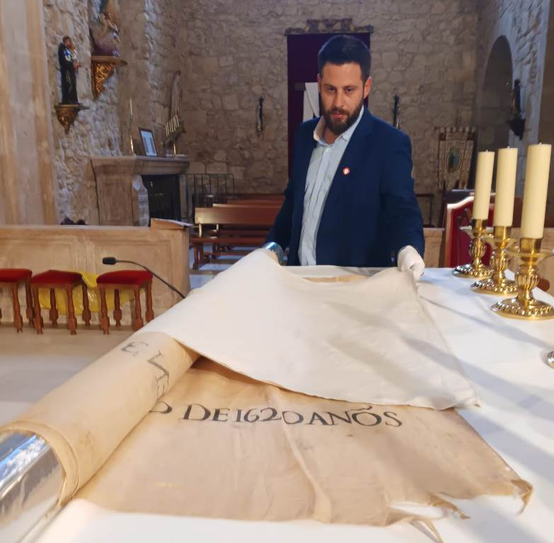 Santificado por contacto el lienzo de lino con el cual se va a crear una réplica de la Sábana Santa