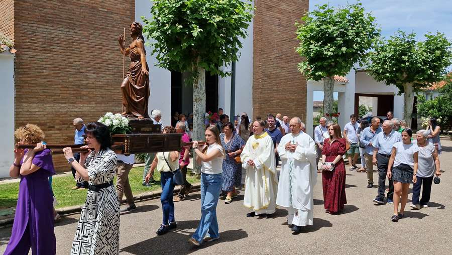 San Juan Bautista procesiona por Sanjuanejo en una espléndida mañana