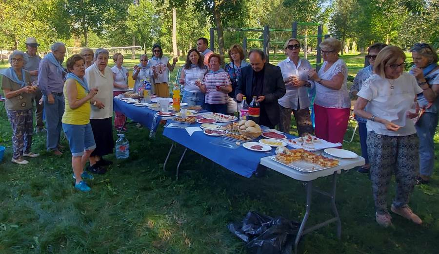 La Asociación de la Medalla Milagrosa cierra el curso con una convivencia a orillas del río