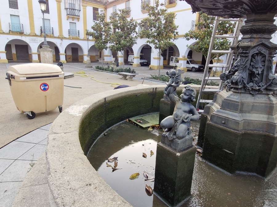 Limpiada la fuente de la Plazuela del Buen Alcalde
