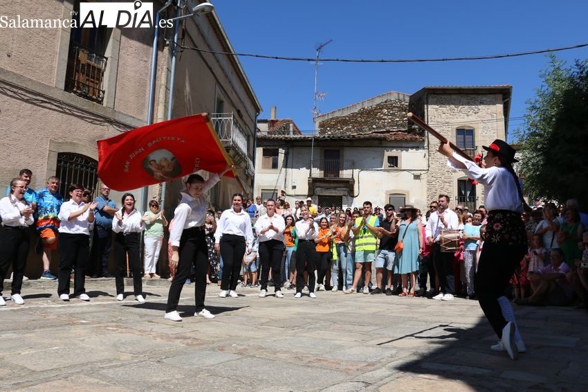 Las mujeres de Hinojosa de Duero se imponen en las fiestas de San Juan con un baile de la bandera histórico