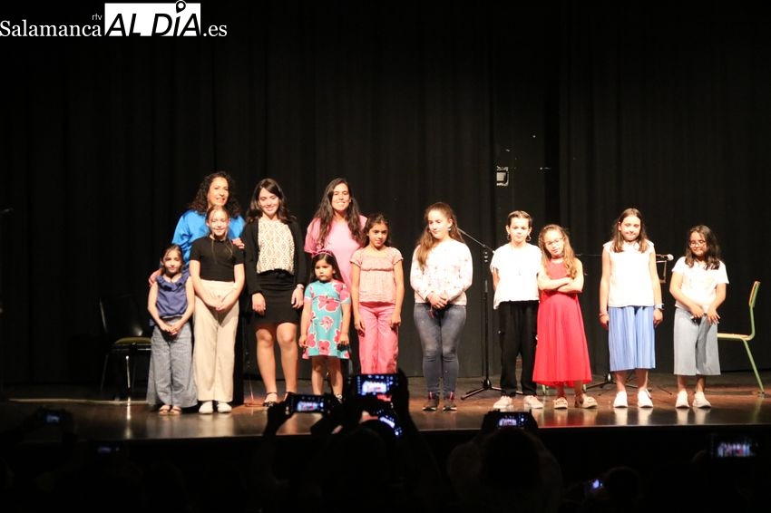 La Escuela Municipal de Música de Vitigudino despide el curso con una actuación de sus alumnas
