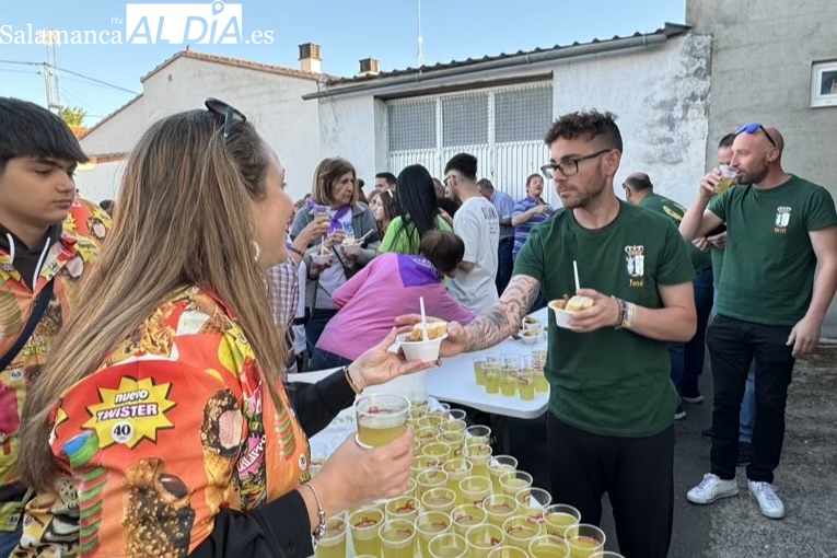Multitudinaria y colorida bienvenida a las fiestas del Corpus en El Campo de Peñaranda