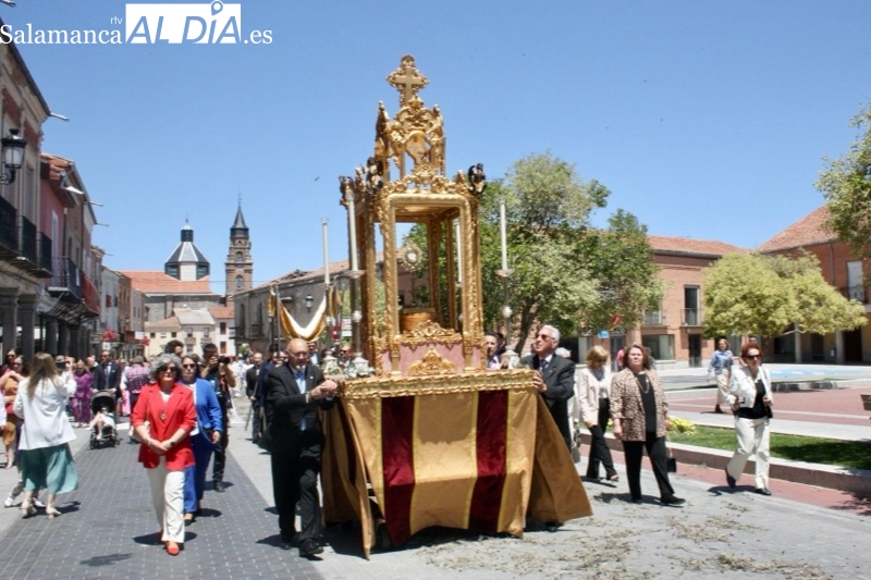 El Corpus recorre solemne el centro de Peñaranda junto a la emoción de los niños de la Primera Comunión