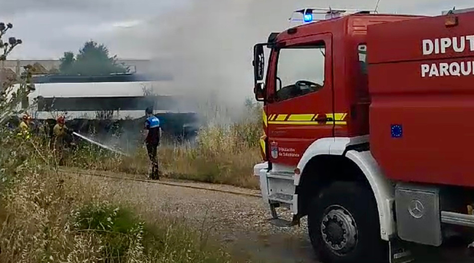 Los Bomberos sofocan un alarmante incendio junto a las vías del tren, en un operativo junto a la Policía Local