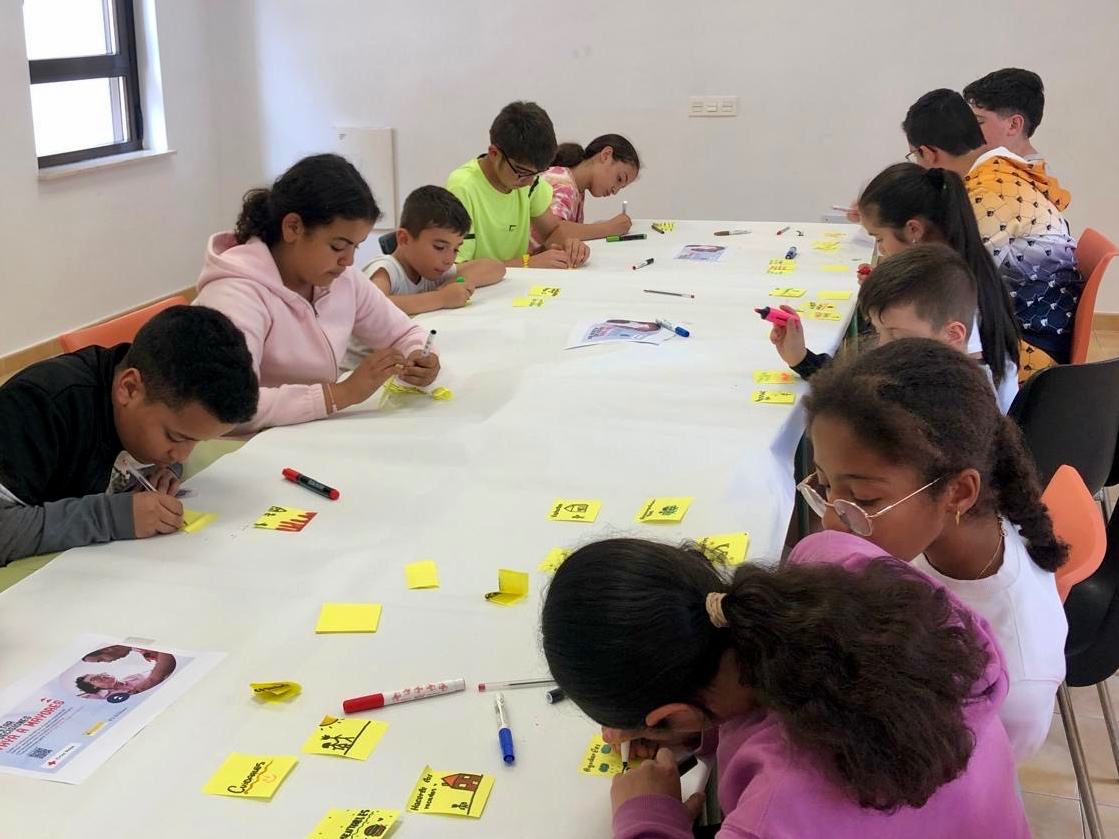 Cruz Roja trabaja en la sensibilización sobre el buen trato a las personas mayores con acciones destinadas a niños y adultos