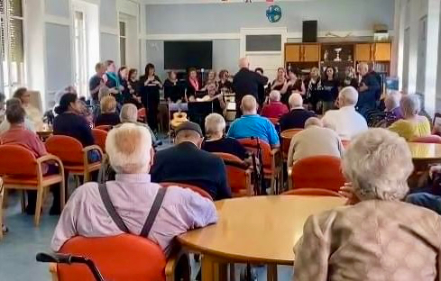 El Taller de Canto Popular emociona en su visita a la residencia Sagrado Corazón de Jesús