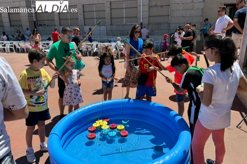 Multitudinaria diversión entre grandes y pequeños en la III Mini Feria del Colegio La Encarnación