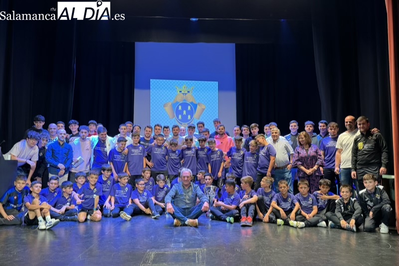 Alegría y emociones en el reconocimiento al CD Peñaranda tras conseguir su merecido ascenso a Regional de Aficionados